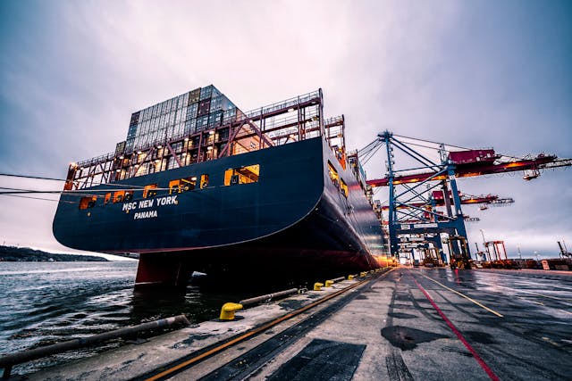 Home pexels albinberlin 906982